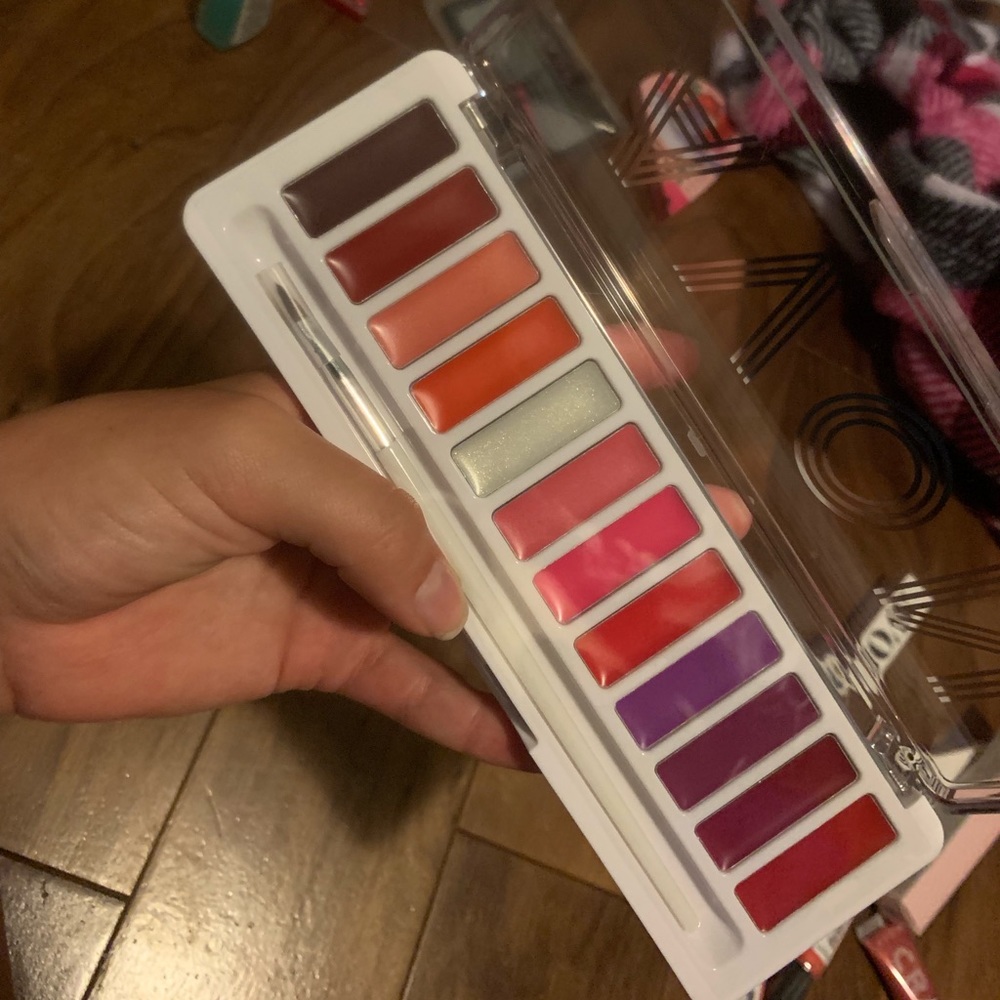 Avon lip palette